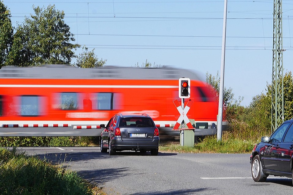 Auto trifft Bahn