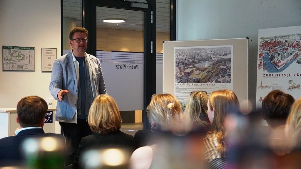 Prof. Dr. Karsten Ley erläutert das Projekt